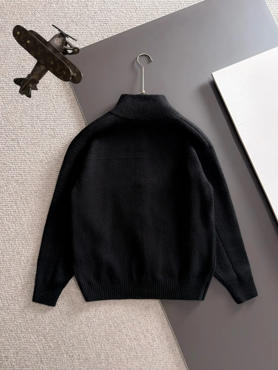 Next day shipping P225 Hermès 2026 Autumn and Winter latest sweaters from the official website, now on sale at the counter simultaneously Hot Sale! Specially made of wool blended fabric. It feels comfortable and can be directly in contact with the skin. The logo badge is exquisitely embroidered, which is extremely eye-catching! The details highlight the fashionable charm of big brands. Exquisite workmanship. Three-dimensional cutting style. The wearing effect is invincible and handsome! All three standards are complete! Sizes:M-3XL